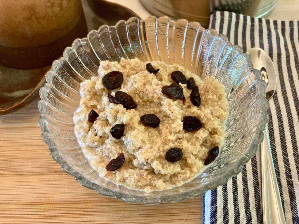Quinoa pudding in a glass bowl.