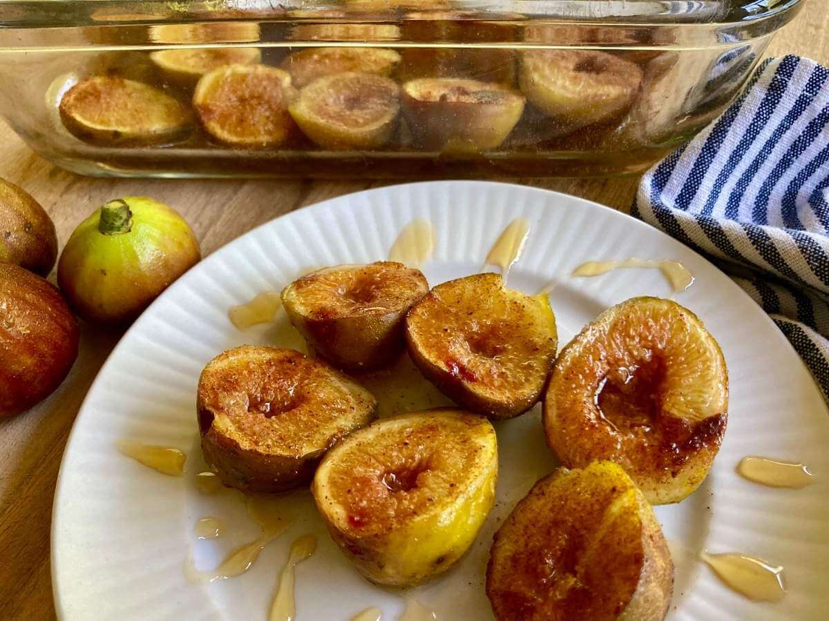 6 roasted figs on a plate.