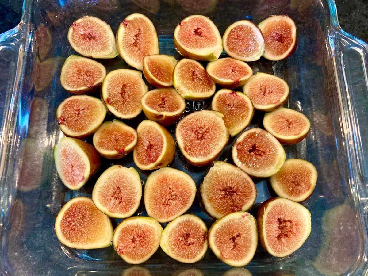 Fig halves in a baking dish.