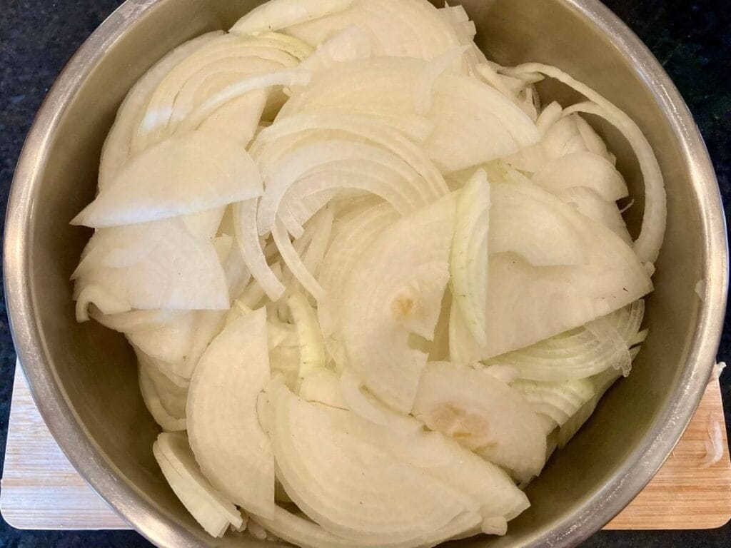 Onion slices in bowl