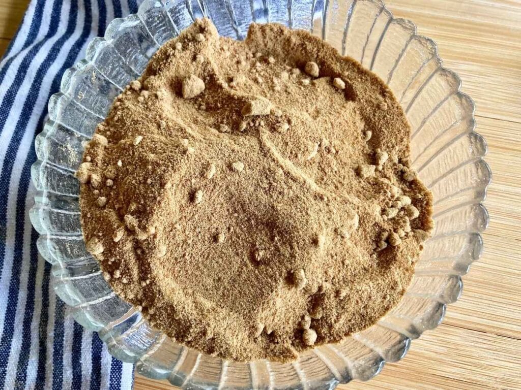 Powdered coconut sugar in bowl