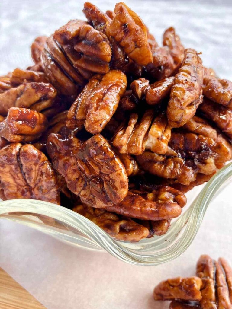 Candied pecans without eggs in glass bowl